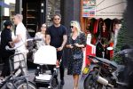 Amsterdam 1 september 2018
Chantal Janzen en haar man Marco wandelend met zoontj op pc hooftstraat. Chantal Gaat met fan op de foto.