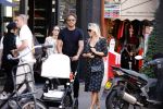 Amsterdam 1 september 2018
Chantal Janzen en haar man Marco wandelend met zoontj op pc hooftstraat. Chantal Gaat met fan op de foto.