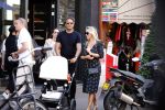 Amsterdam 1 september 2018
Chantal Janzen en haar man Marco wandelend met zoontj op pc hooftstraat. Chantal Gaat met fan op de foto.