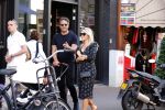 Amsterdam 1 september 2018
Chantal Janzen en haar man Marco wandelend met zoontj op pc hooftstraat. Chantal Gaat met fan op de foto.