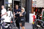 Amsterdam 1 september 2018
Chantal Janzen en haar man Marco wandelend met zoontj op pc hooftstraat. Chantal Gaat met fan op de foto.