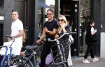 Amsterdam 1 september 2018
Chantal Janzen en haar man Marco wandelend met zoontj op pc hooftstraat. Chantal Gaat met fan op de foto.