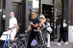 Amsterdam 1 september 2018
Chantal Janzen en haar man Marco wandelend met zoontj op pc hooftstraat. Chantal Gaat met fan op de foto.