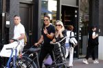 Amsterdam 1 september 2018
Chantal Janzen en haar man Marco wandelend met zoontj op pc hooftstraat. Chantal Gaat met fan op de foto.
