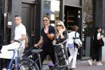 Amsterdam 1 september 2018
Chantal Janzen en haar man Marco wandelend met zoontj op pc hooftstraat. Chantal Gaat met fan op de foto.