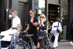 Amsterdam 1 september 2018
Chantal Janzen en haar man Marco wandelend met zoontj op pc hooftstraat. Chantal Gaat met fan op de foto.