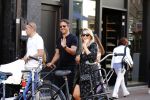 Amsterdam 1 september 2018
Chantal Janzen en haar man Marco wandelend met zoontj op pc hooftstraat. Chantal Gaat met fan op de foto.