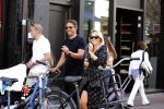 Amsterdam 1 september 2018
Chantal Janzen en haar man Marco wandelend met zoontj op pc hooftstraat. Chantal Gaat met fan op de foto.