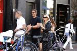Amsterdam 1 september 2018
Chantal Janzen en haar man Marco wandelend met zoontj op pc hooftstraat. Chantal Gaat met fan op de foto.