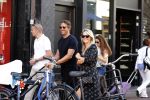 Amsterdam 1 september 2018
Chantal Janzen en haar man Marco wandelend met zoontj op pc hooftstraat. Chantal Gaat met fan op de foto.