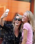 Amsterdam 1 september 2018
Chantal Janzen en haar man Marco wandelend met zoontj op pc hooftstraat. Chantal Gaat met fan op de foto.