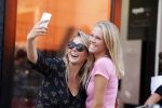 Amsterdam 1 september 2018
Chantal Janzen en haar man Marco wandelend met zoontj op pc hooftstraat. Chantal Gaat met fan op de foto.