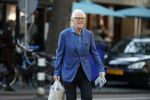 Amsterdam 1 september 2018
Cor Boonstra en zijn vrouw Boonstra hebben het huis / villa van Jaap van Zweden gekocht . Ze doen boodschappen op de beethovenstraat.