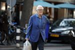 Amsterdam 1 september 2018
Cor Boonstra en zijn vrouw Boonstra hebben het huis / villa van Jaap van Zweden gekocht . Ze doen boodschappen op de beethovenstraat.
