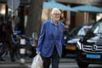 Amsterdam 1 september 2018
Cor Boonstra en zijn vrouw Boonstra hebben het huis / villa van Jaap van Zweden gekocht . Ze doen boodschappen op de beethovenstraat.