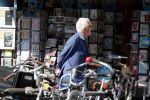 Amsterdam 1 september 2018
Cor Boonstra en zijn vrouw Boonstra hebben het huis / villa van Jaap van Zweden gekocht . Ze doen boodschappen op de beethovenstraat.