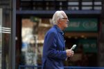 Amsterdam 1 september 2018
Cor Boonstra en zijn vrouw Boonstra hebben het huis / villa van Jaap van Zweden gekocht . Ze doen boodschappen op de beethovenstraat.
