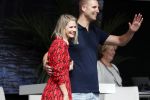 Waspik Waalwijk 26 augustus 2018
Huldiging Maarten v d Weijdenin Waalwijk en met familie bij zijn huis. Zijn vrouw Daisy en kinderen Phileine en Robien waren er natuurlijk bij.
