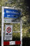 Wernhout 3 augustus 2018
Johan Vlemmix kijkt naar huizen op het park Patersven in Wernhout. Ook Patricia Paay en haar man Robert Hinfelaar hebben er een huis.