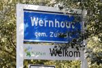 Wernhout 3 augustus 2018
Johan Vlemmix kijkt naar huizen op het park Patersven in Wernhout. Ook Patricia Paay en haar man Robert Hinfelaar hebben er een huis.