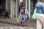 Amsterdam 27 augustus 2018
Georgina Verbaan met dochter boodschappen aan het doen.