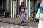 Amsterdam 27 augustus 2018
Georgina Verbaan met dochter boodschappen aan het doen.