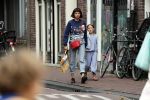 Amsterdam 27 augustus 2018
Georgina Verbaan met dochter boodschappen aan het doen.