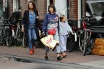 Amsterdam 27 augustus 2018
Georgina Verbaan met dochter boodschappen aan het doen.
