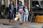 Amsterdam 27 augustus 2018
Georgina Verbaan met dochter boodschappen aan het doen.
