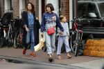 Amsterdam 27 augustus 2018
Georgina Verbaan met dochter boodschappen aan het doen.