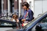 Amsterdam 27 augustus 2018
Georgina Verbaan met dochter boodschappen aan het doen.