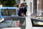 Amsterdam 27 augustus 2018
Georgina Verbaan met dochter boodschappen aan het doen. Middelvinger