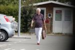 Mijnsherenland 1 augustus 2018
Gerard Cox bij zijn huis en tijdens het boodschappen doen.