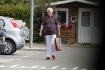 Mijnsherenland 1 augustus 2018
Gerard Cox bij zijn huis en tijdens het boodschappen doen.