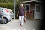 Mijnsherenland 1 augustus 2018
Gerard Cox bij zijn huis en tijdens het boodschappen doen.