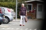 Mijnsherenland 1 augustus 2018
Gerard Cox bij zijn huis en tijdens het boodschappen doen.