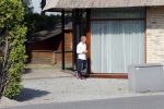 Wernhout 3 augustus 2018
Johan Vlemmix kijkt naar huizen op het park Patersven in Wernhout. Ook Patricia Paay en haar man Robert Hinfelaar hebben er een huis.