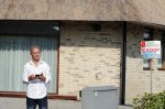 Wernhout 3 augustus 2018
Johan Vlemmix kijkt naar huizen op het park Patersven in Wernhout. Ook Patricia Paay en haar man Robert Hinfelaar hebben er een huis.