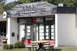 Wernhout 3 augustus 2018
Johan Vlemmix kijkt naar huizen op het park Patersven in Wernhout. Ook Patricia Paay en haar man Robert Hinfelaar hebben er een huis.