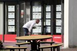 Wernhout 3 augustus 2018
Johan Vlemmix kijkt naar huizen op het park Patersven in Wernhout. Ook Patricia Paay en haar man Robert Hinfelaar hebben er een huis.
