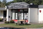 Wernhout 3 augustus 2018
Johan Vlemmix kijkt naar huizen op het park Patersven in Wernhout. Ook Patricia Paay en haar man Robert Hinfelaar hebben er een huis.