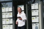 Wernhout 3 augustus 2018
Johan Vlemmix kijkt naar huizen op het park Patersven in Wernhout. Ook Patricia Paay en haar man Robert Hinfelaar hebben er een huis.