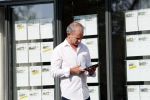 Wernhout 3 augustus 2018
Johan Vlemmix kijkt naar huizen op het park Patersven in Wernhout. Ook Patricia Paay en haar man Robert Hinfelaar hebben er een huis.