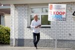 Wernhout 3 augustus 2018
Johan Vlemmix kijkt naar huizen op het park Patersven in Wernhout. Ook Patricia Paay en haar man Robert Hinfelaar hebben er een huis.