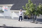 Wernhout 3 augustus 2018
Johan Vlemmix kijkt naar huizen op het park Patersven in Wernhout. Ook Patricia Paay en haar man Robert Hinfelaar hebben er een huis.