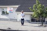 Wernhout 3 augustus 2018
Johan Vlemmix kijkt naar huizen op het park Patersven in Wernhout. Ook Patricia Paay en haar man Robert Hinfelaar hebben er een huis.
