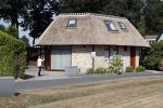 Wernhout 6 augustus 2018
Johan Vlemmix kijkt naar huizen op het park Patersven in Wernhout. Ook Patricia Paay en haar man Robert Hinfelaar hebben er een huis.