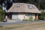 Wernhout 6 augustus 2018
Johan Vlemmix kijkt naar huizen op het park Patersven in Wernhout. Ook Patricia Paay en haar man Robert Hinfelaar hebben er een huis.