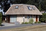Wernhout 6 augustus 2018
Johan Vlemmix kijkt naar huizen op het park Patersven in Wernhout. Ook Patricia Paay en haar man Robert Hinfelaar hebben er een huis.