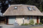 Wernhout 6 augustus 2018
Johan Vlemmix kijkt naar huizen op het park Patersven in Wernhout. Ook Patricia Paay en haar man Robert Hinfelaar hebben er een huis.
